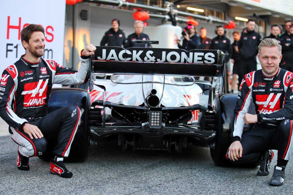 2020年用フェラーリF1レーシングスーツを着たシャルル