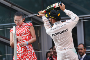 中国gpのシャンパン騒動 女性本人 気にしてない F1速報公式サイト F1速報
