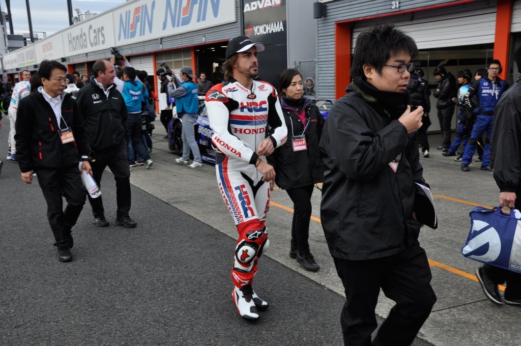 アロンソ、MotoGPマシンでサプライズランを披露- F速公式サイト -