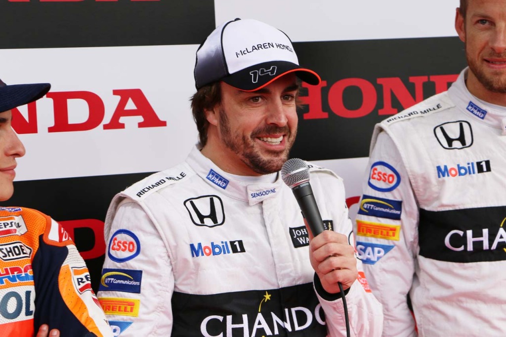 歴代のF1マシンとWGPマシンがデモ走行。ホンダミュージックが 歴代のF1マシンとWGPマシンがデモ走行。ホンダミュージックが