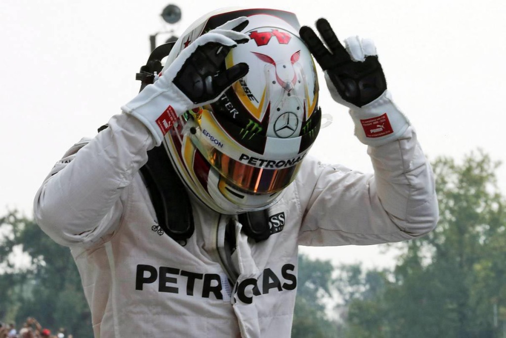 ルイスハミルトン　2016年シーズン1/2ヘルメット ルイス・ハミルトン、アイルトン・セナ仕様のヘルメットで