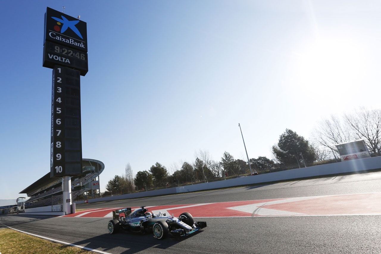 動画 F1合同テストスタートに備え バルセロナが人工ウエットシステムの予行演習 F1速報公式サイト 動画 F1合同テストスタートに備え バルセロナが人工ウエットシステムの予行演習 F1速報公式サイト