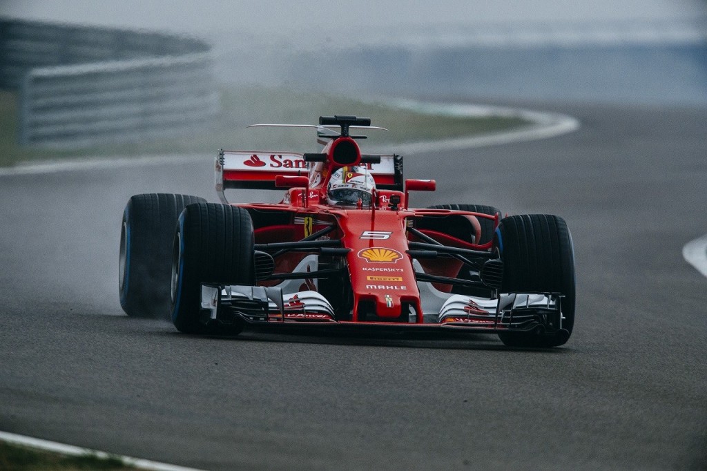 フェラーリF1、Tウイング装着の『SF70H』でシェイクダウン完了