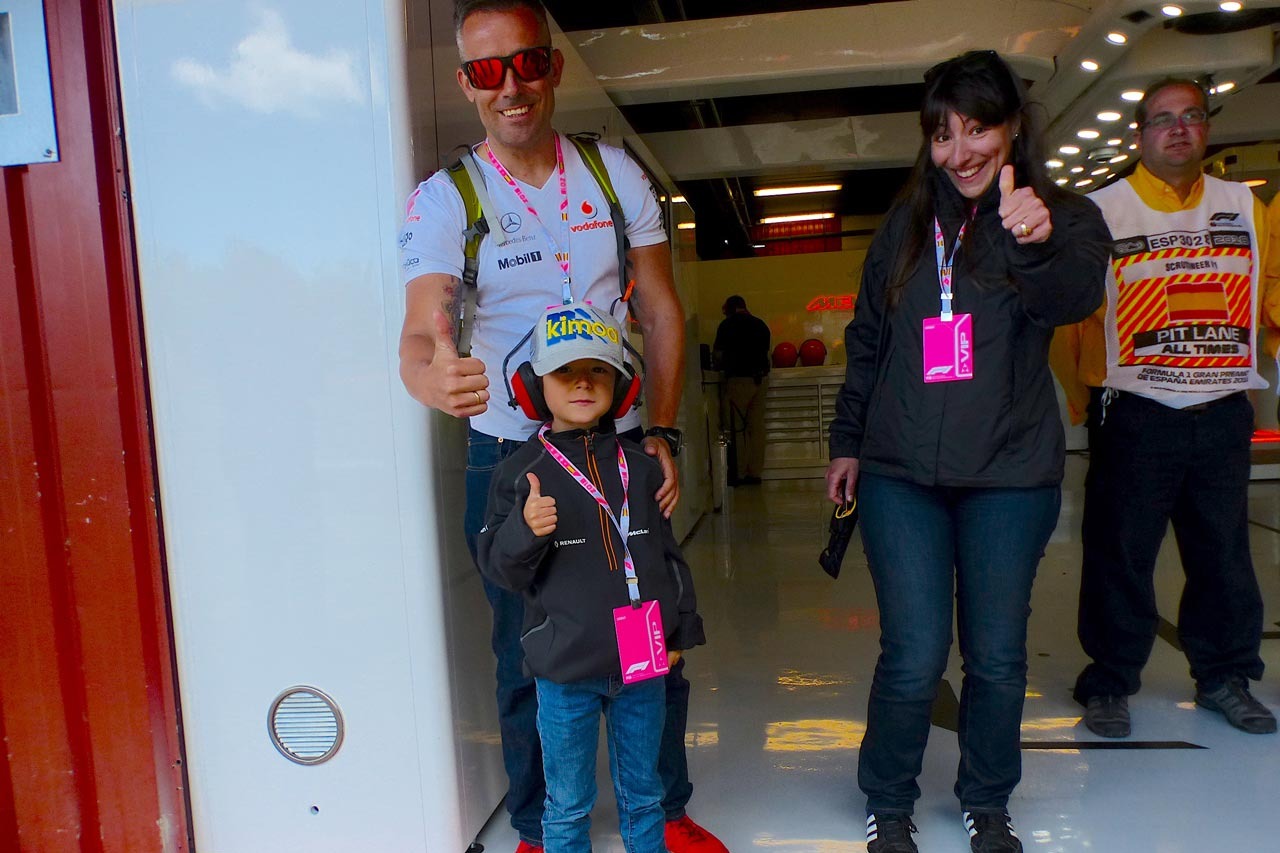 F1 Topic 18年はアロンソがサプライズプレゼント ファンの少年をモーターホームに招待 F1速報公式サイト F1 Topic 18年はアロンソがサプライズプレゼント ファンの少年をモーターホームに招待 F1速報公式サイト