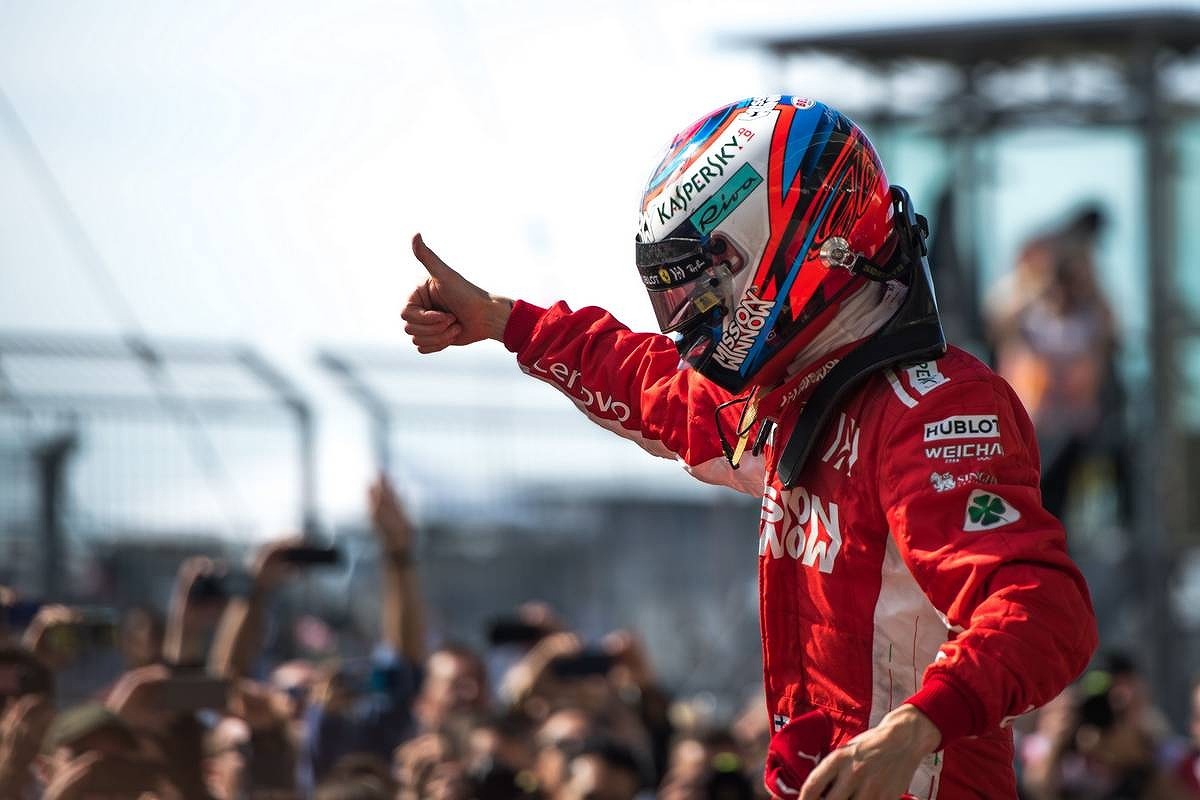 Sns特集f1アメリカgp ライコネンの44日ぶりの優勝にロビンくんも笑顔 レッドブルのふたりはカウボーイ仕様でノリノリ F1速報公式サイト Sns特集f1アメリカgp ライコネンの44日ぶりの優勝にロビンくんも笑顔 レッドブルのふたりはカウボーイ仕様でノリノリ F1速報公式サイト