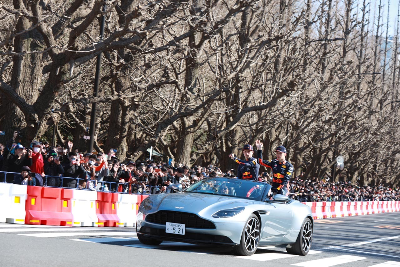 神宮外苑いちょう並木でレッドブルf1がデモラン実施 史上初の2台走行で1万人のファンを湧かせる F1速報公式サイト 神宮外苑いちょう並木でレッドブルf1がデモラン実施 史上初の2台走行で1万人のファンを湧かせる F1速報公式サイト