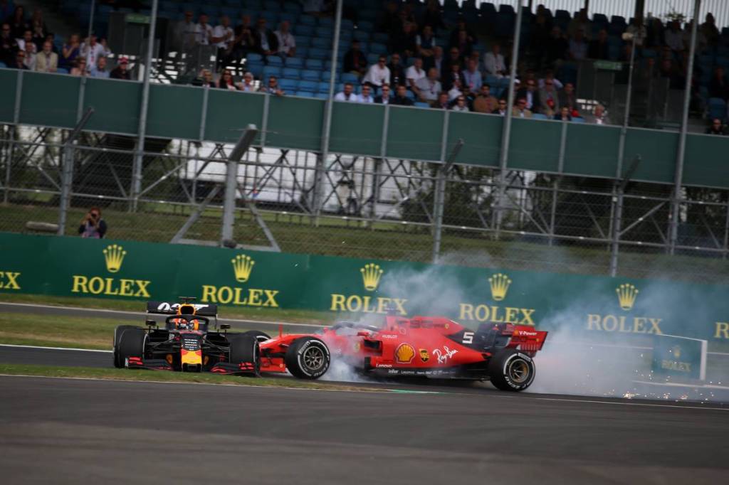 動画】表彰台を争うベッテルがフェルスタッペンに追突/F1第10戦 動画】表彰台を争うベッテルがフェルスタッペンに追突/F1第10戦