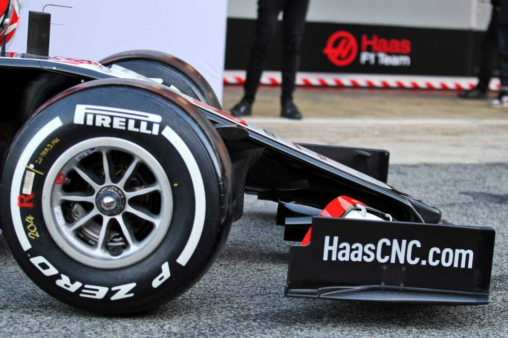 2020年用フェラーリF1レーシングスーツを着たシャルル