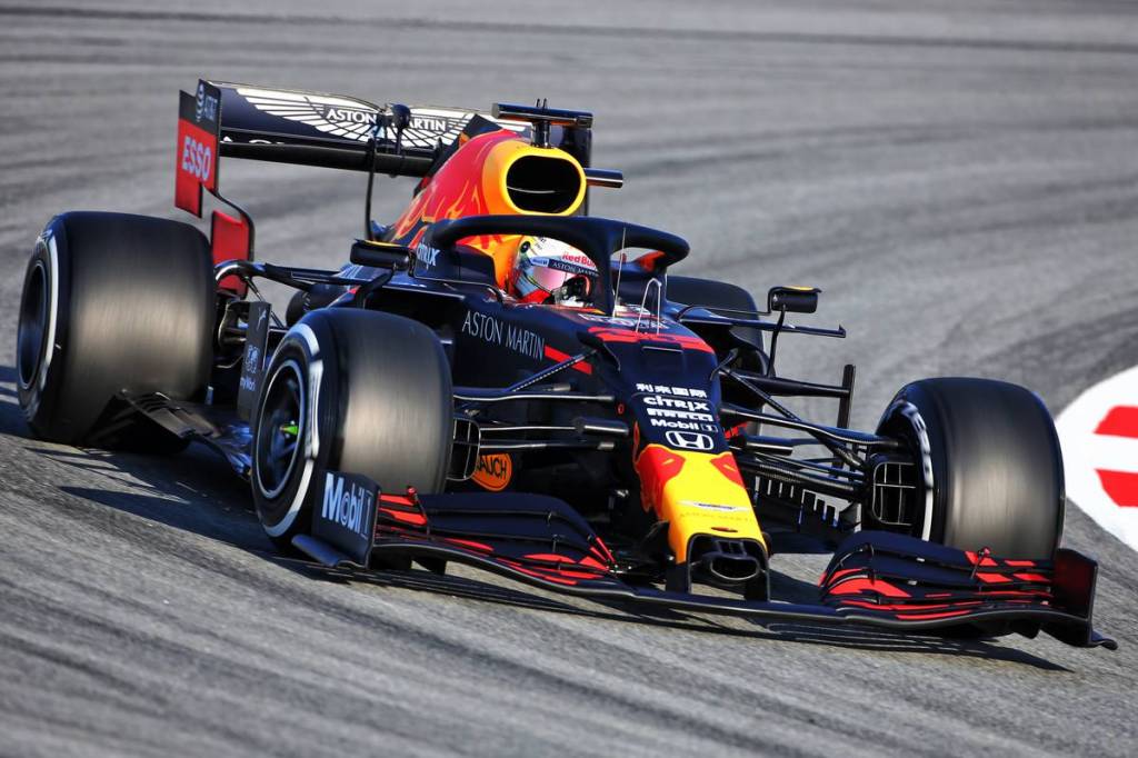 メルセデスF1、マシンカラーリングの変更に伴いドライバーの