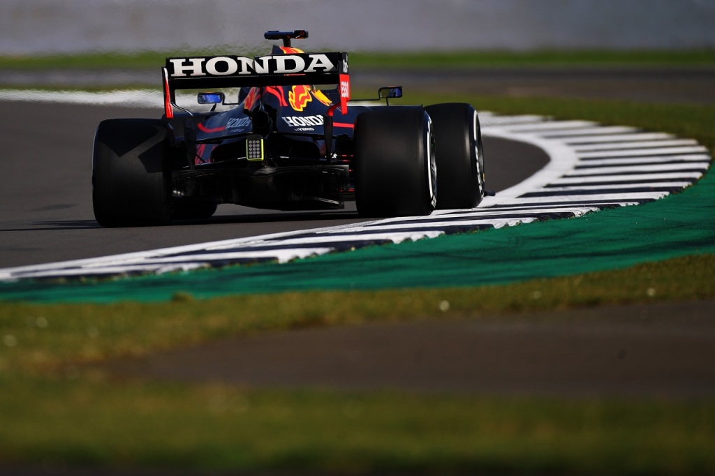 ペレスがレッドブル・ホンダF1で初走行。新車『RB16B』のシェイク