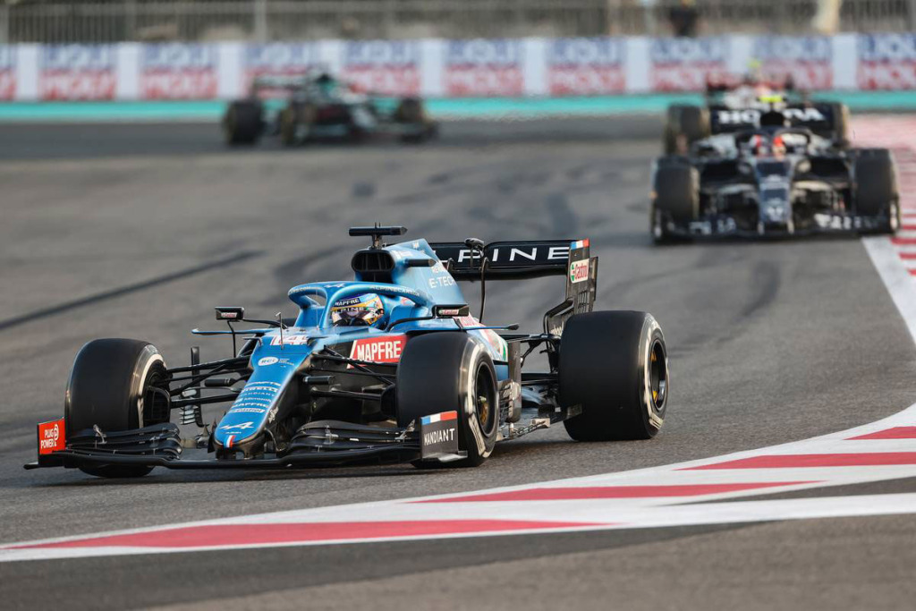 長いキャリアを“有利”と捉えるアロンソ。F1の18インチタイヤ導入には