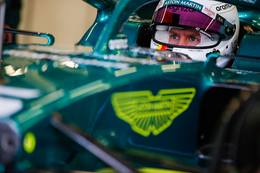 シルバーストンでアストンマーティンF1が『AMR22』をシェイク