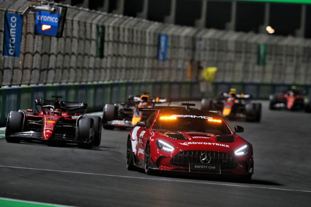 フェルスタッペン、アストンマーティンのセーフティカーは「とても遅く