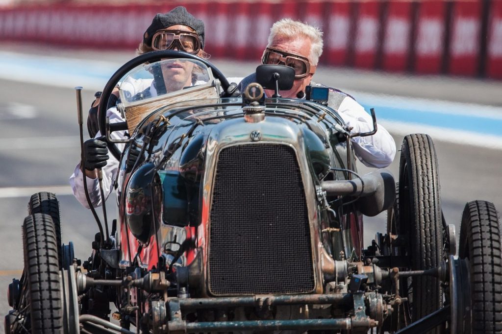 ベッテル、アストンマーティン初のグランプリカーでデモ走行。GP