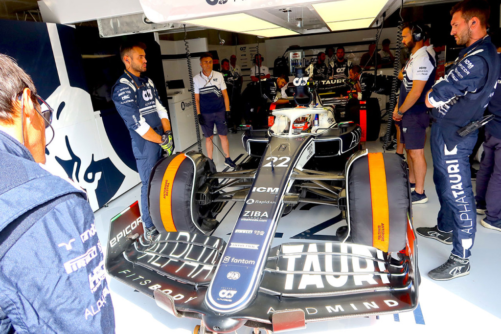 角田裕毅F1第14戦密着】ピットストップ時のタイムロスで集団の後方に