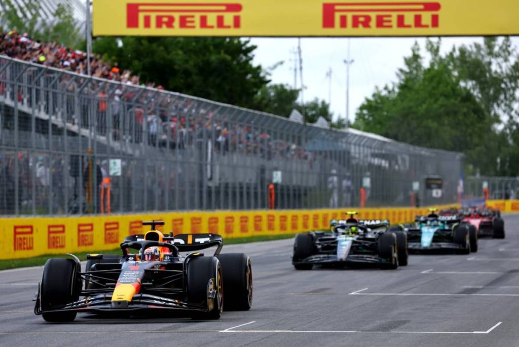 鳥と接触したフェルスタッペン。レース後も右フロントのブレーキ