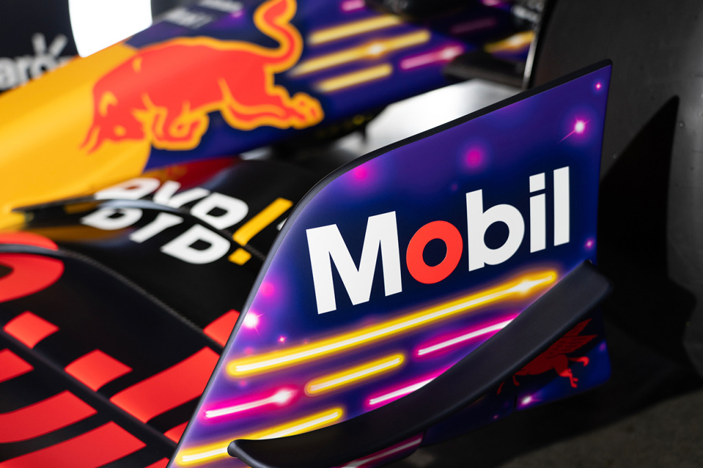 レッドブルF1、ラスベガスGP特別カラーリングを発表。オンライン