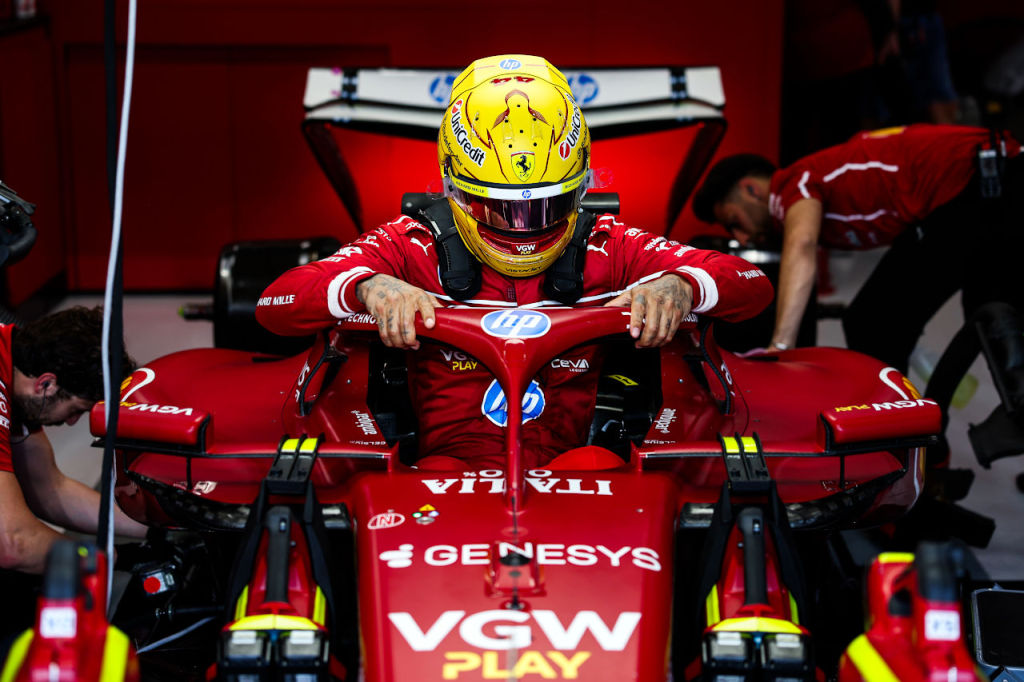 フェラーリが2025年用レーシングスーツを披露。今週、ハミルトン フェラーリが2025年用レーシングスーツを披露。今週、ハミルトン