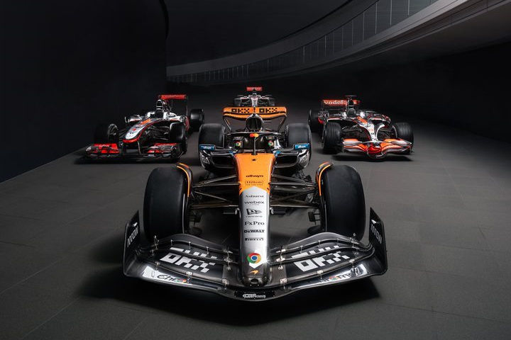 2016 F1 イギリスGP 19名直筆サイン入り 公式プログラム 【貴重品