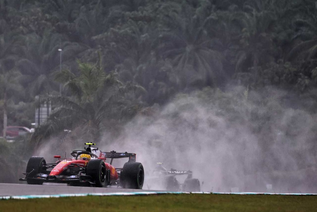 2026年F1日本GPのポディウムキャップは桜がモチーフ。決勝後の表彰式で